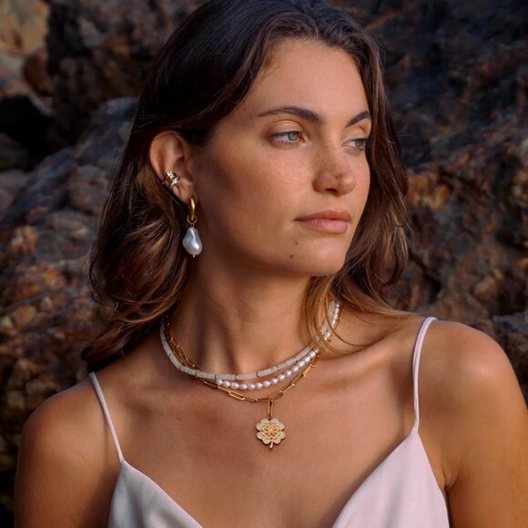 Lucky Clover Pendant Necklace in 18K Gold with Adjustable Length & Zirconia - Picture 6 of 7